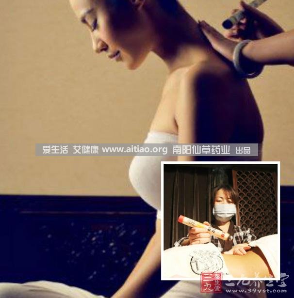 足三里穴是位于外膝的下3寸、脛骨外側(cè)一橫指左右的位置，艾灸10-15分鐘即可，需堅(jiān)持一段時(shí)間，很快可以看到祛濕的效果。